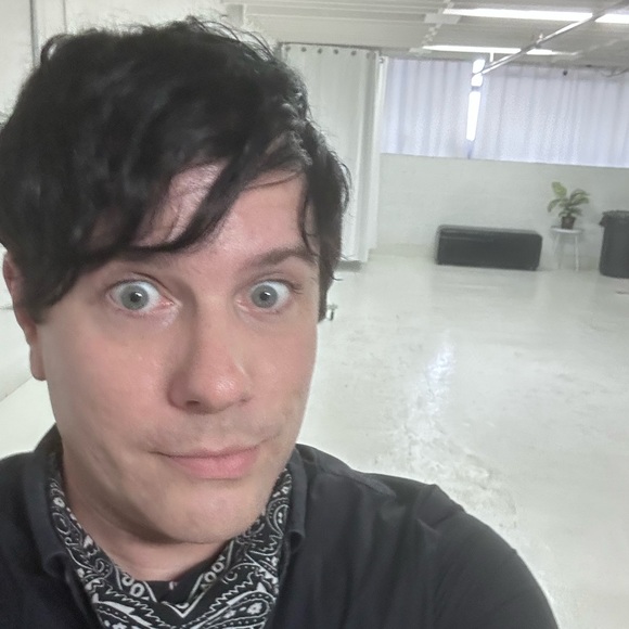 Green Hanger ATL - Come Check Out Our Stuff - Picture 3 of 7